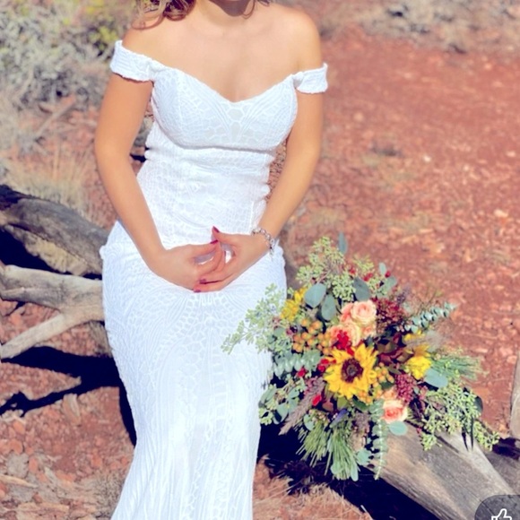 Beautiful white zip back mermaid weeding dress size Small - Picture 2 of 7